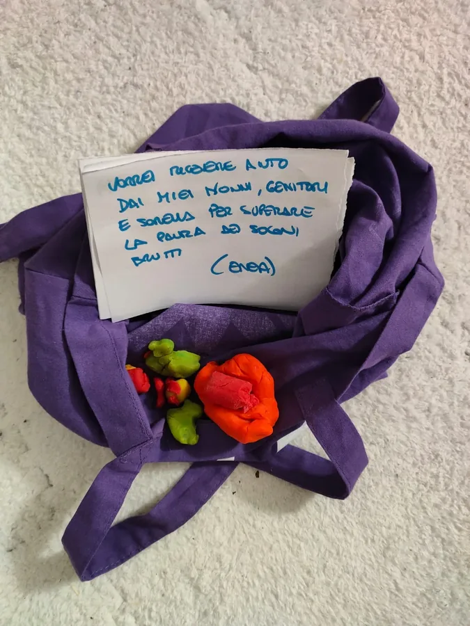 Un biglietto scritto a mano e piccoli lavoretti in pasta