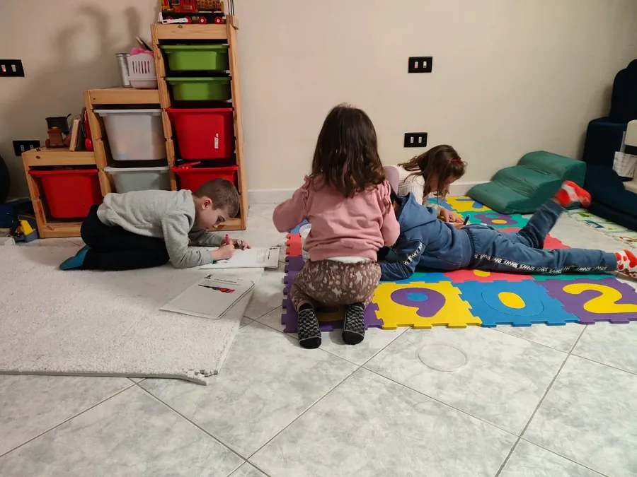 Bambini impegnati in un'attività sul tappeto
