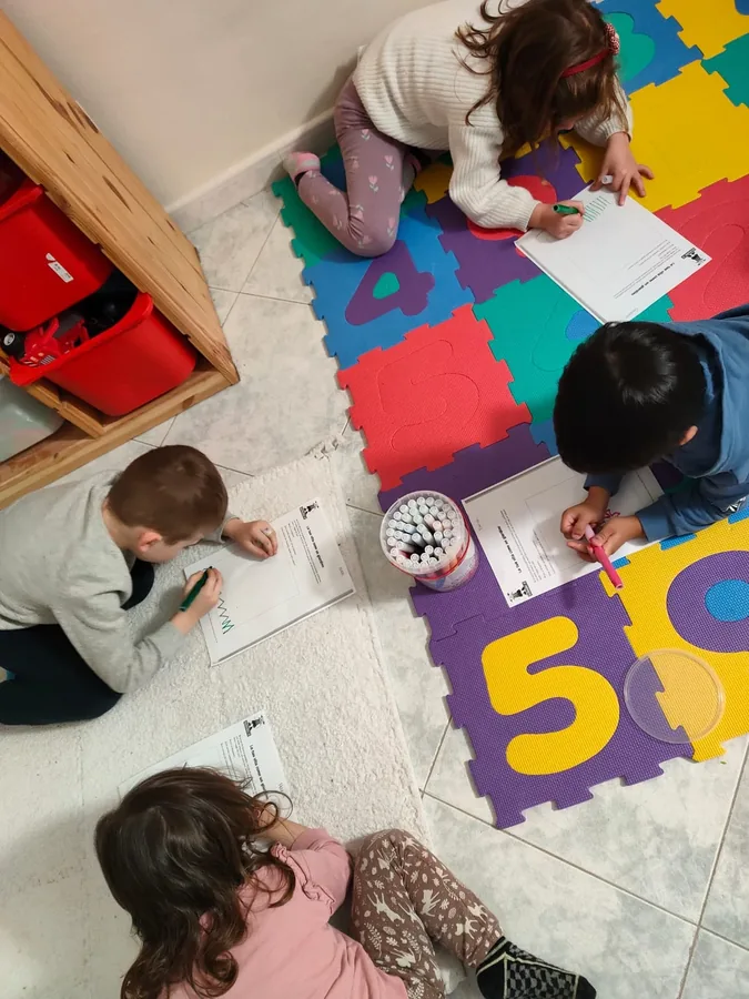 Bambini che disegnano sulle schede