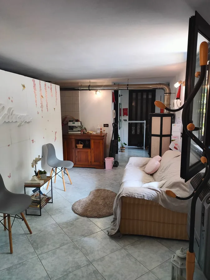 Lo spazio d'accoglienza con divano e tappeto