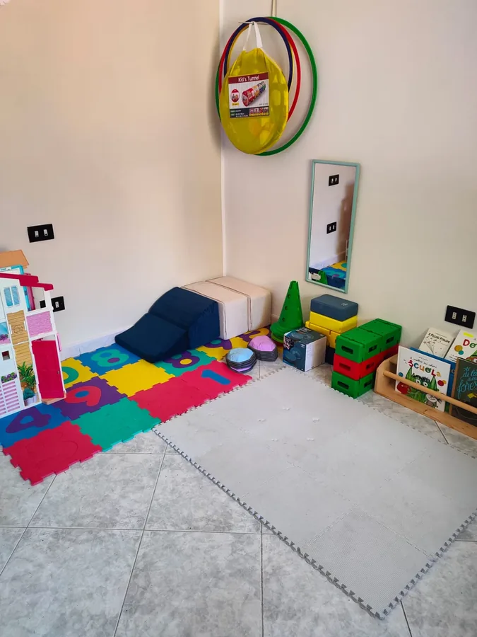 Un angolo della sala con giochi psicomotori e libri